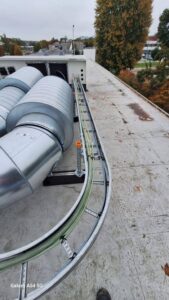 Kabels aangesloten aan ventilatie unit
